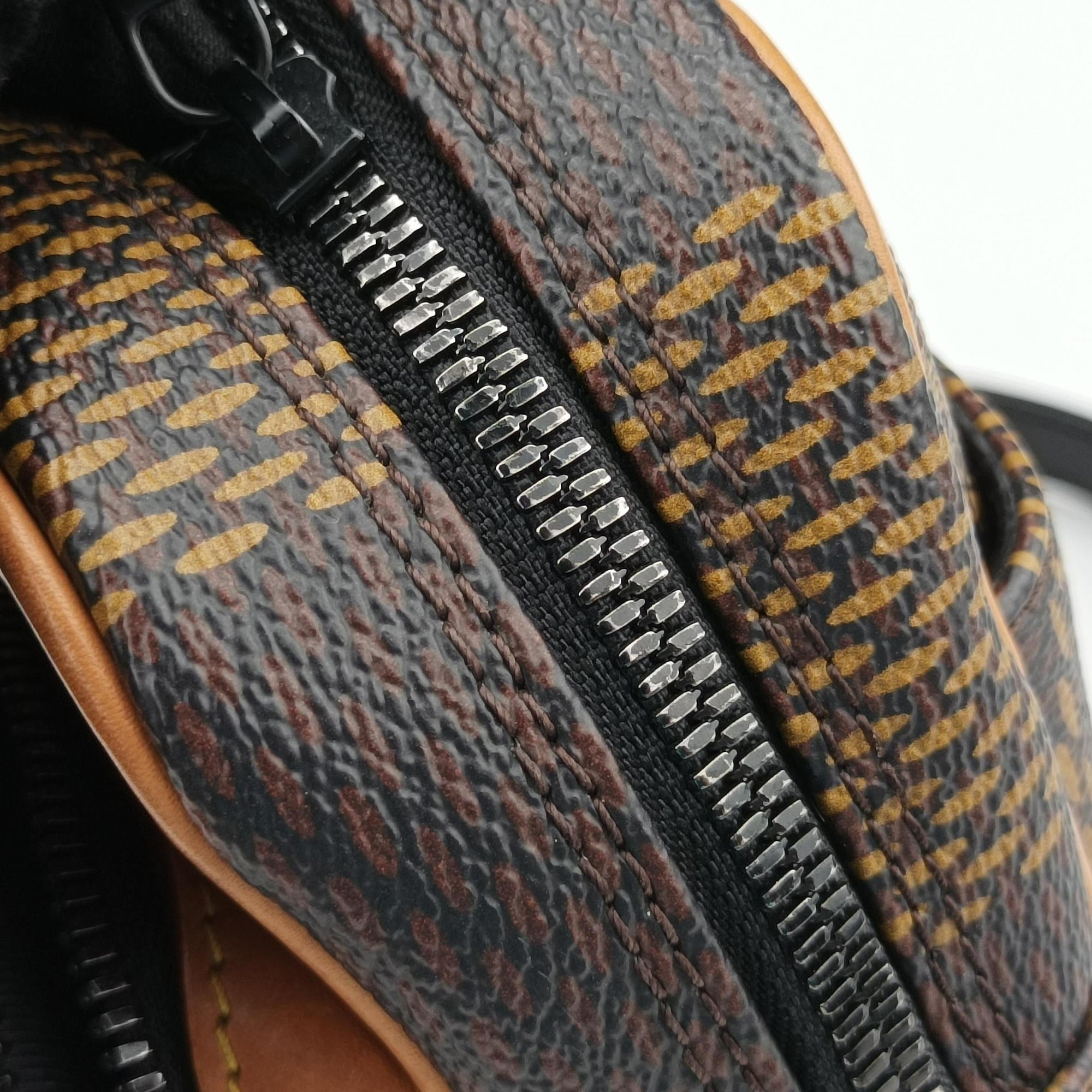 Secondhand Louis Vuitton Unisex Damier Giant Nile NIGO Collaboration Ebene Brown Damier Giant N40359 shoulderbag | stylenewstar