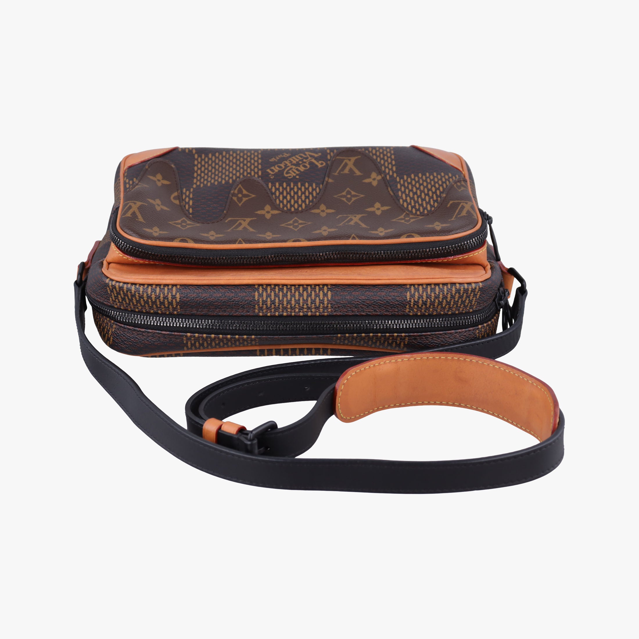 Secondhand Louis Vuitton Unisex Damier Giant Nile NIGO Collaboration Ebene Brown Damier Giant N40359 shoulderbag | stylenewstar