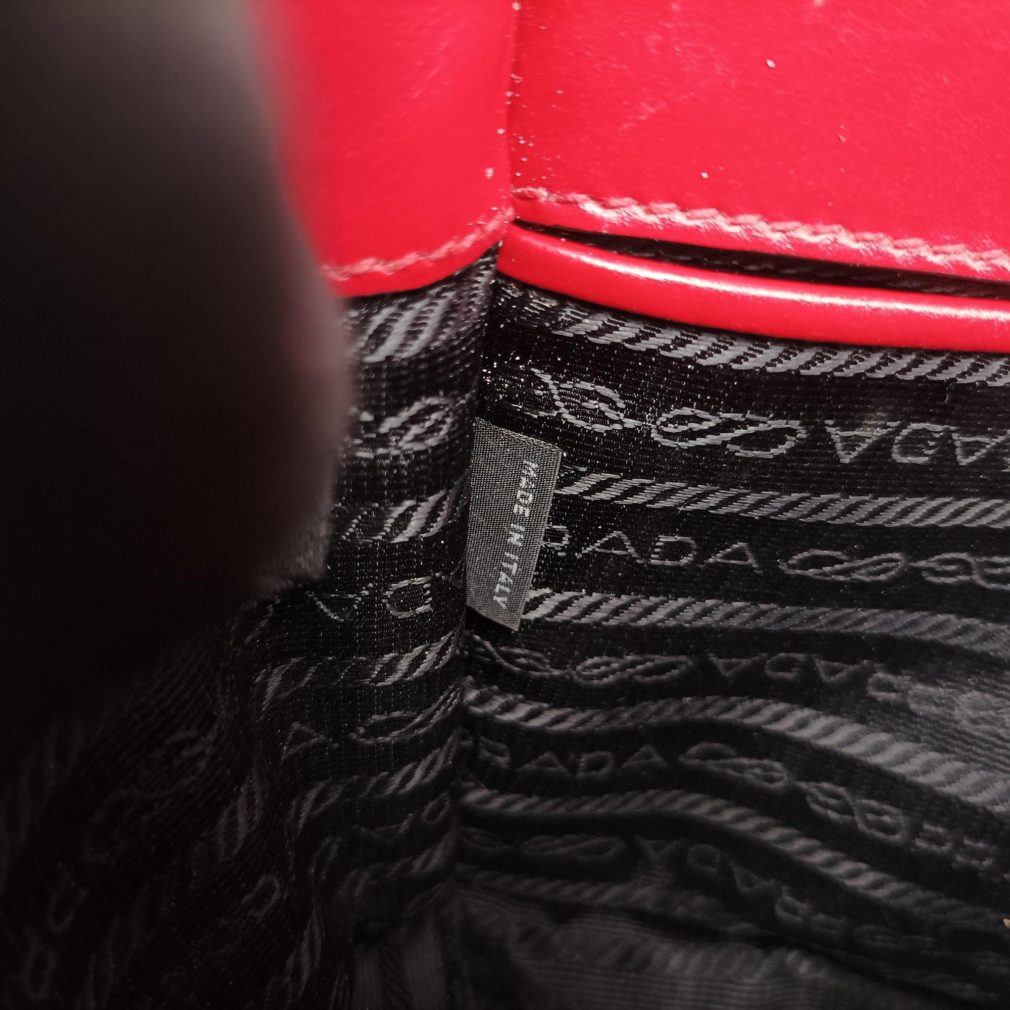 Pre-owned Prada Triangle Logo Red SAFFIANO Leather 1BD200 shoulderbag | stylenewstar