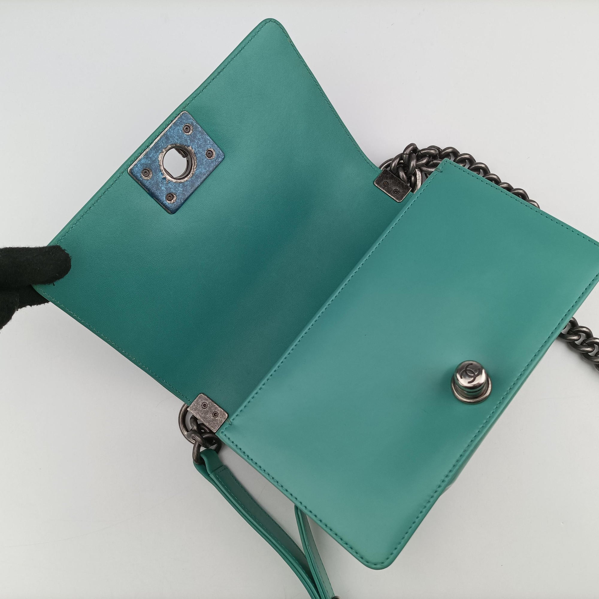 Pre-owned Chanel BOY CHANEL Green Leather A67085 shoulderbag | stylenewstar