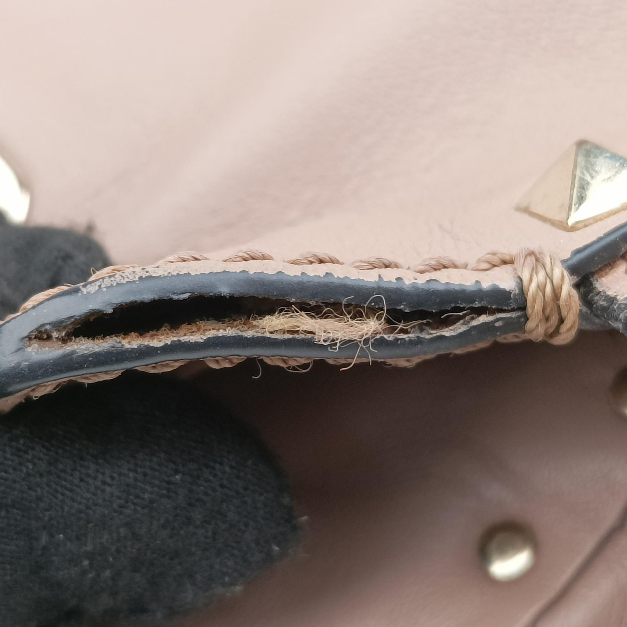 Pre-owned Valentino Rockstud Beige Leather  shoulderbag | stylenewstar