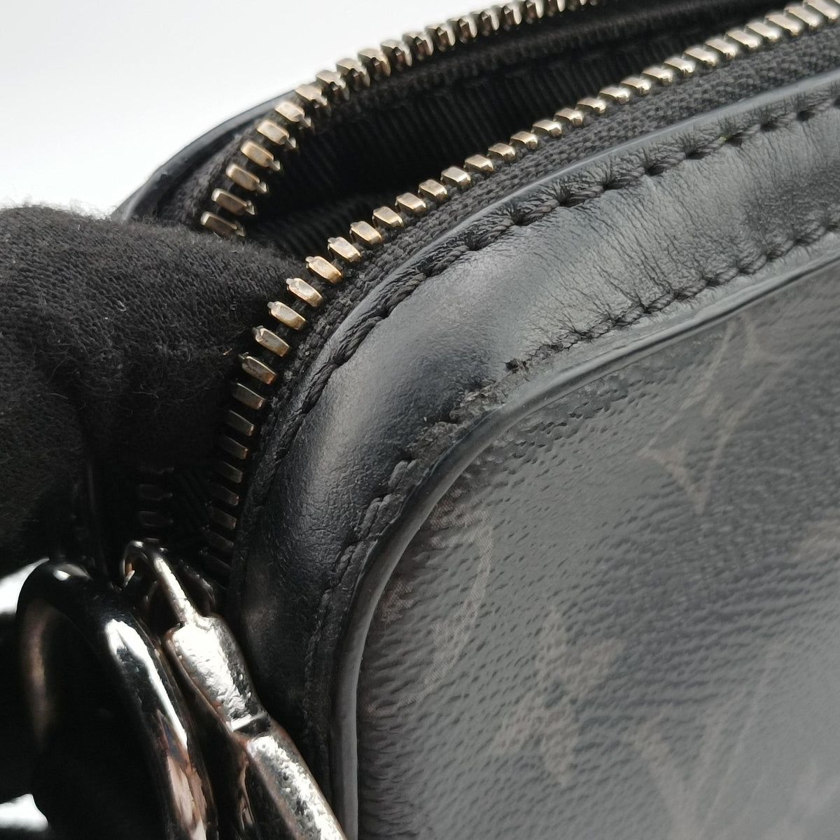 Pre-owned Louis Vuitton Trio Messenger Gris Monogram Shadow M46603 shoulderbag | stylenewstar