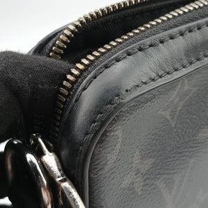 Pre-owned Louis Vuitton Trio Messenger Gris Monogram Shadow M46603 shoulderbag | stylenewstar