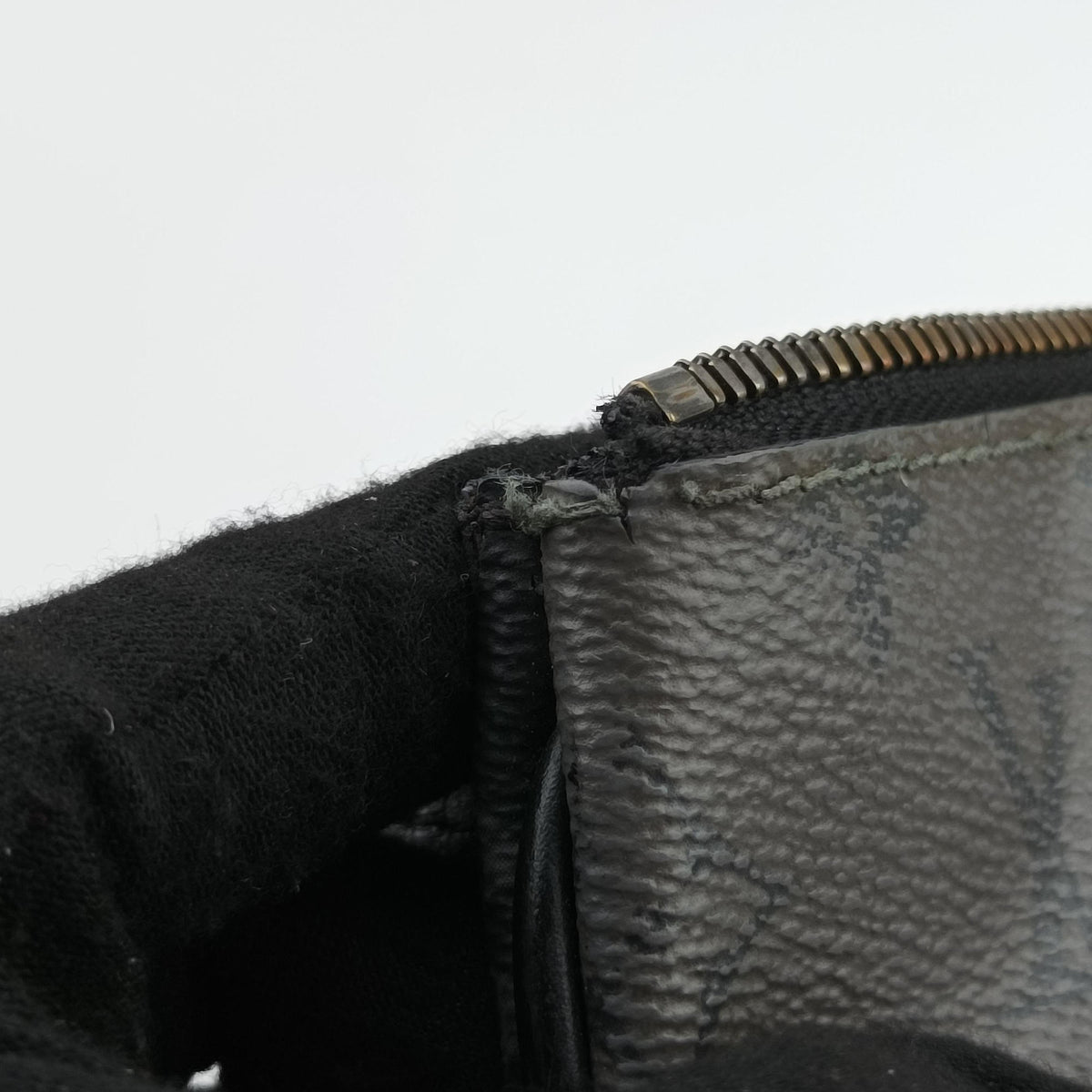 Pre-owned Louis Vuitton Trio Messenger Gris Monogram Shadow M46603 shoulderbag | stylenewstar