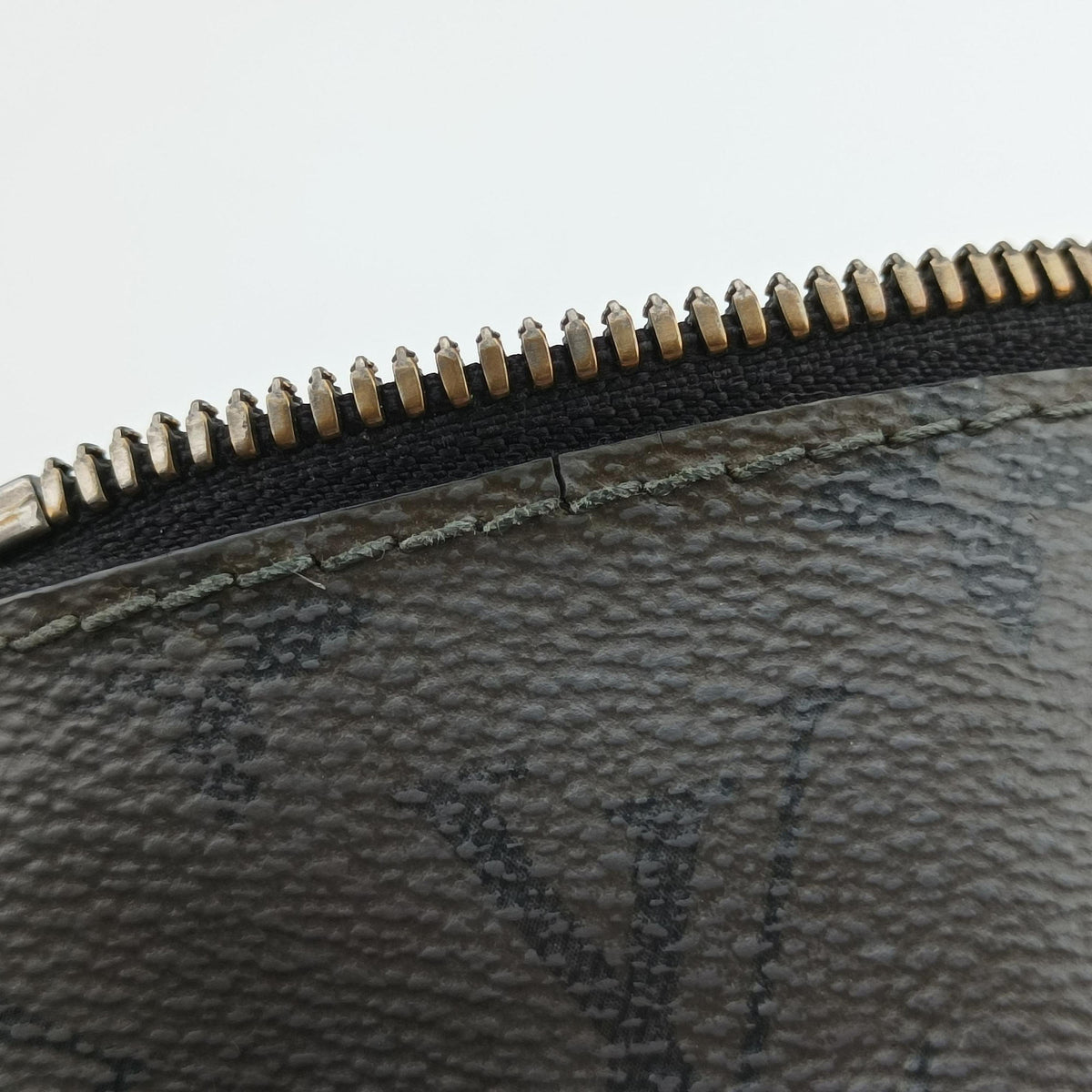 Pre-owned Louis Vuitton Trio Messenger Gris Monogram Shadow M46603 shoulderbag | stylenewstar