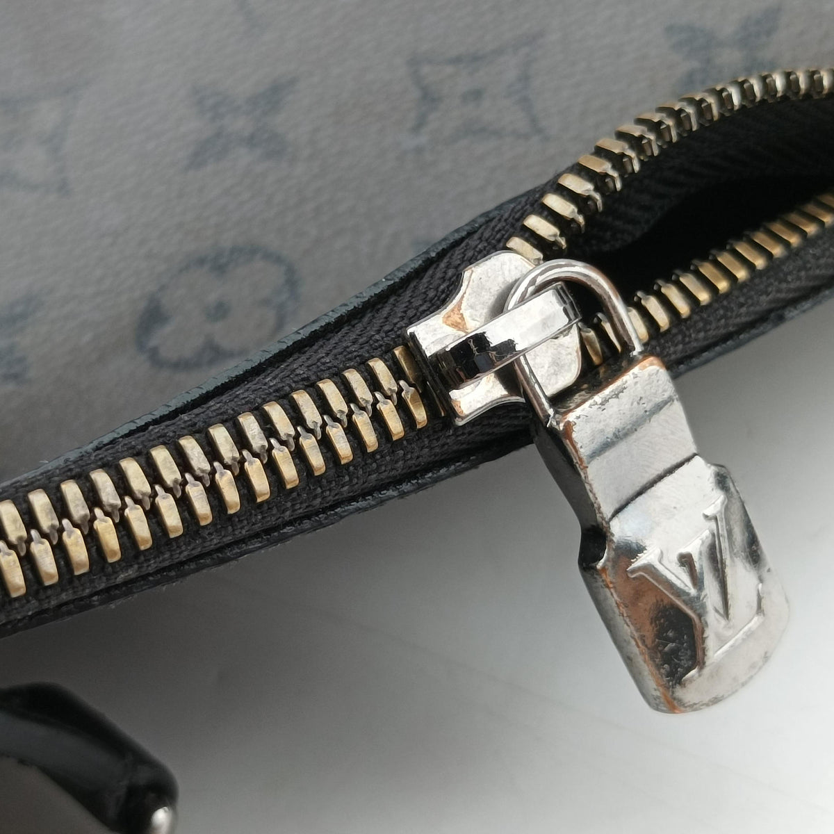 Pre-owned Louis Vuitton Trio Messenger Gris Monogram Shadow M46603 shoulderbag | stylenewstar