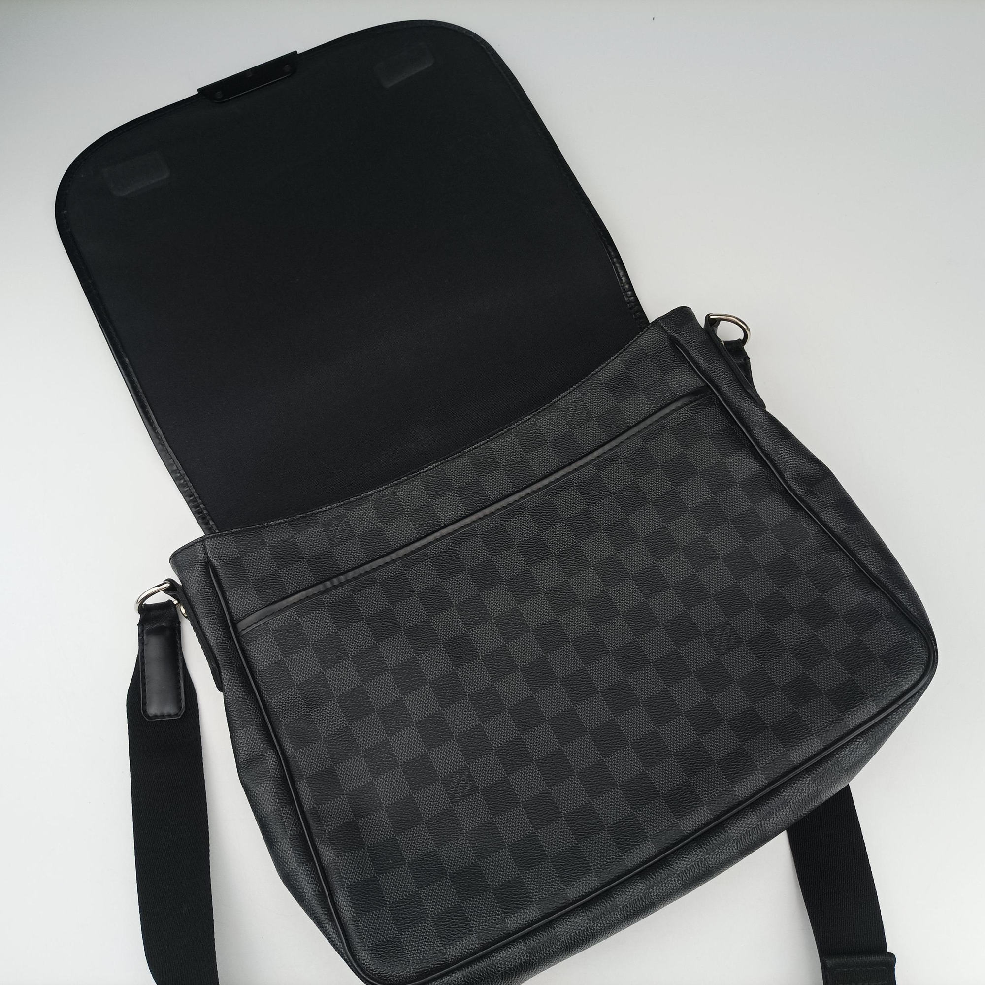 Vintage Louis Vuitton DANIEL MM Noir Damier GRAPHITE N58029 shoulderbag | stylenewstar