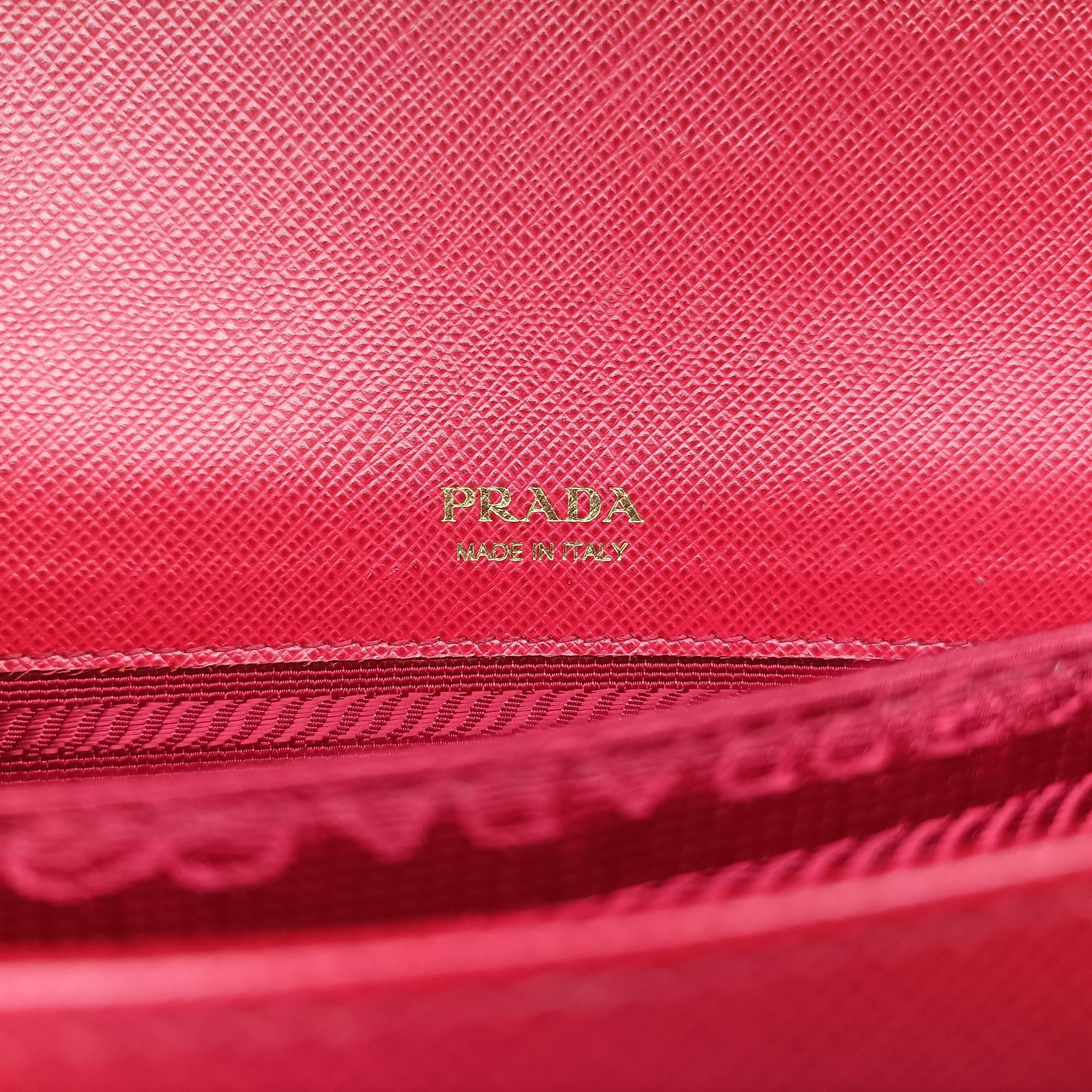 Pre-owned Prada heart lock Red Saffiano Leather  shoulderbag | stylenewstar