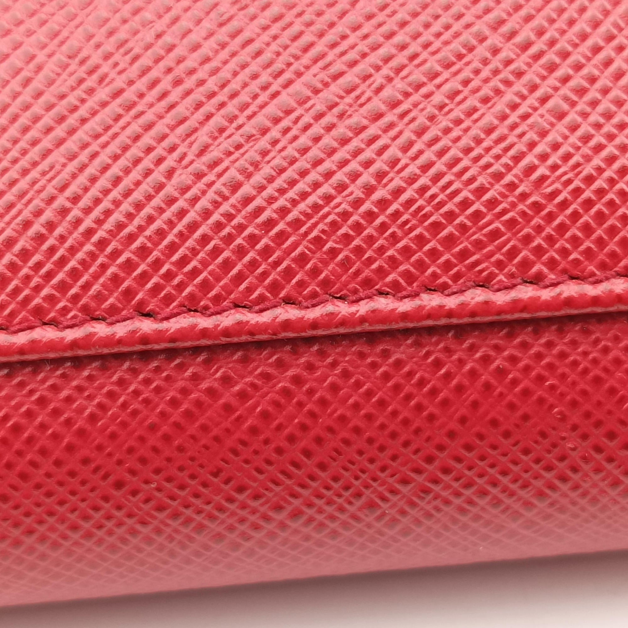 Pre-owned Prada heart lock Red Saffiano Leather  shoulderbag | stylenewstar