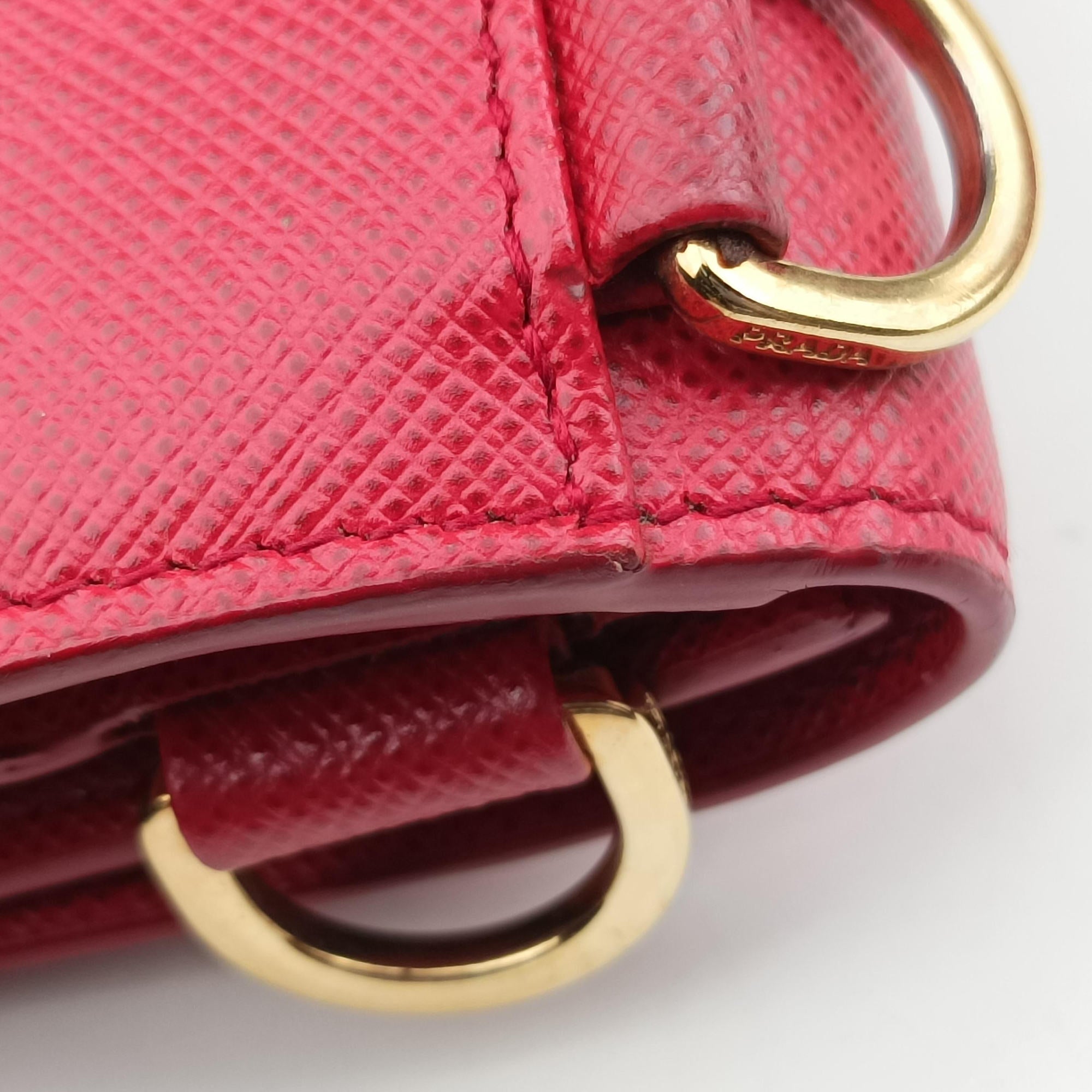 Pre-owned Prada heart lock Red Saffiano Leather  shoulderbag | stylenewstar