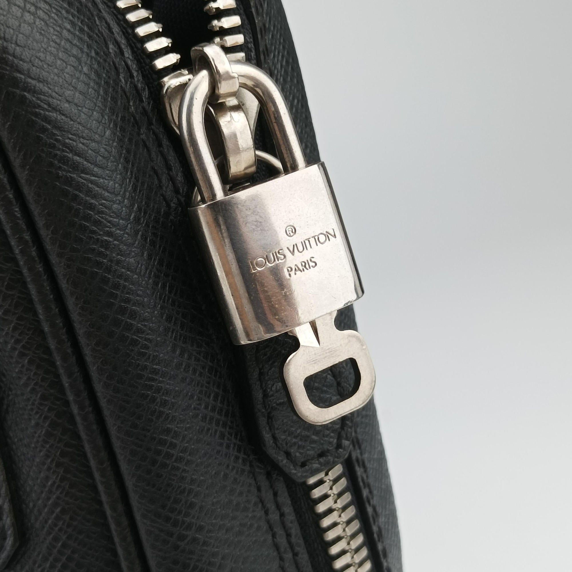 Pre-owned Louis Vuitton IGOR Ardoise Taiga M31172 handbag | stylenewstar