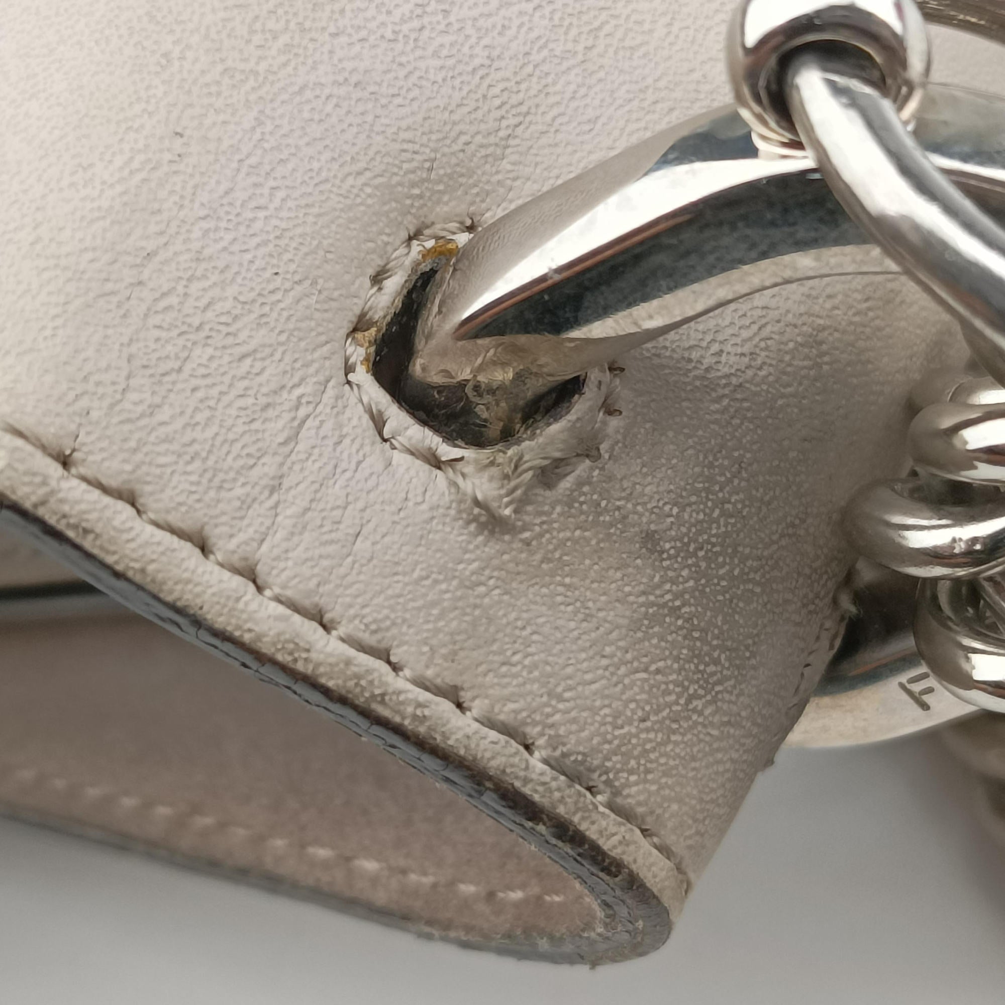 Pre-owned Fendi Studded Kan I Beige Leather 8M0381 shoulderbag | stylenewstar
