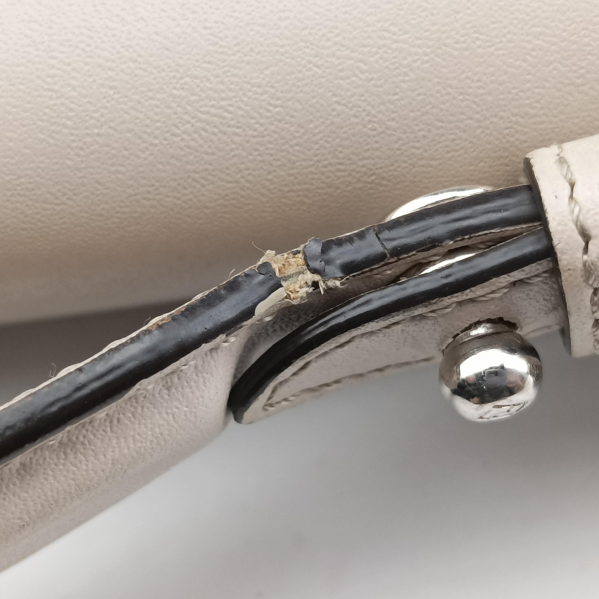 Pre-owned Fendi Studded Kan I Beige Leather 8M0381 shoulderbag | stylenewstar