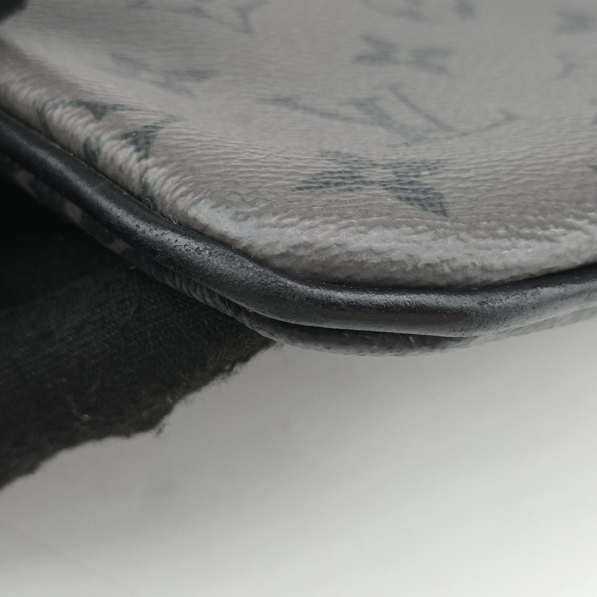 Secondhand Louis Vuitton Trio Messenger black Monogram Eclipse Reverse M69443 shoulderbag | stylenewstar
