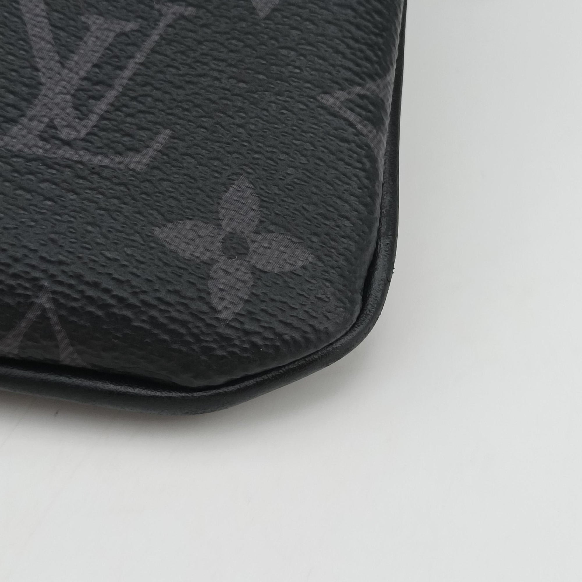 Secondhand Louis Vuitton Trio Messenger black Monogram Eclipse Reverse M69443 shoulderbag | stylenewstar