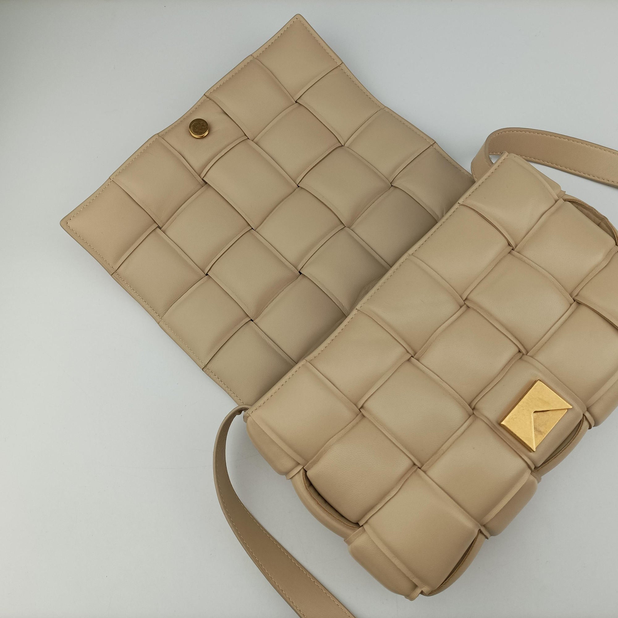 Pre-owned Bottega Veneta Padded CASSETTE Beige lambskin  shoulderbag | stylenewstar