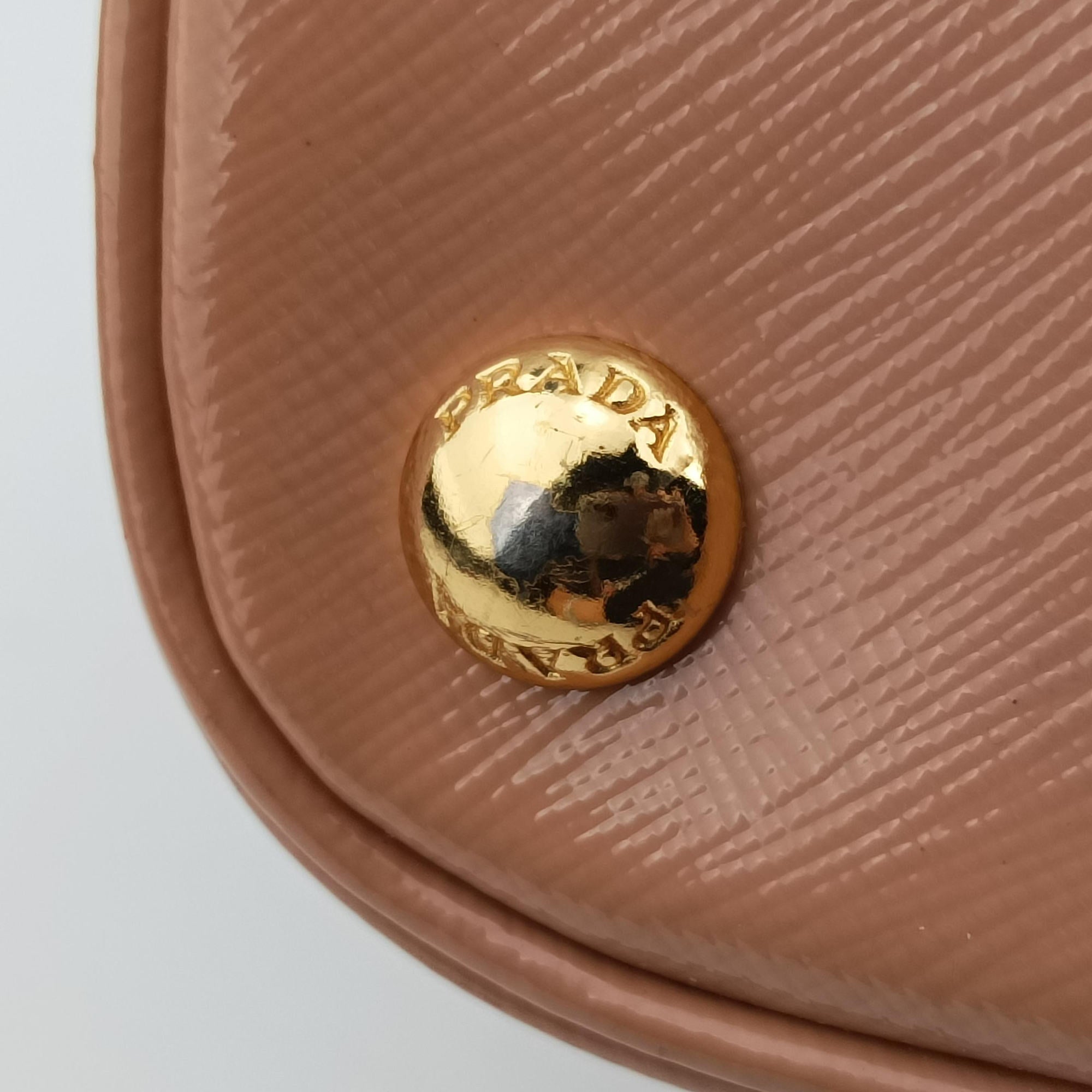 Pre-owned Prada Promenade Beige SAFFIANO patent BN2567 handbag | stylenewstar