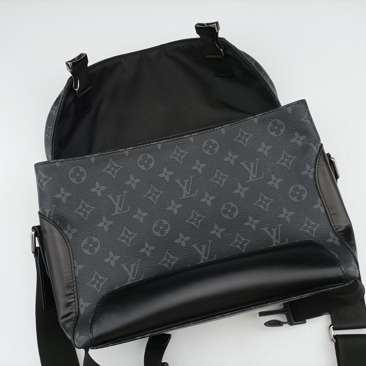 Pre-owned Louis Vuitton Messenger Voyage PM Noir Monogram Eclipse M40511 shoulderbag | stylenewstar