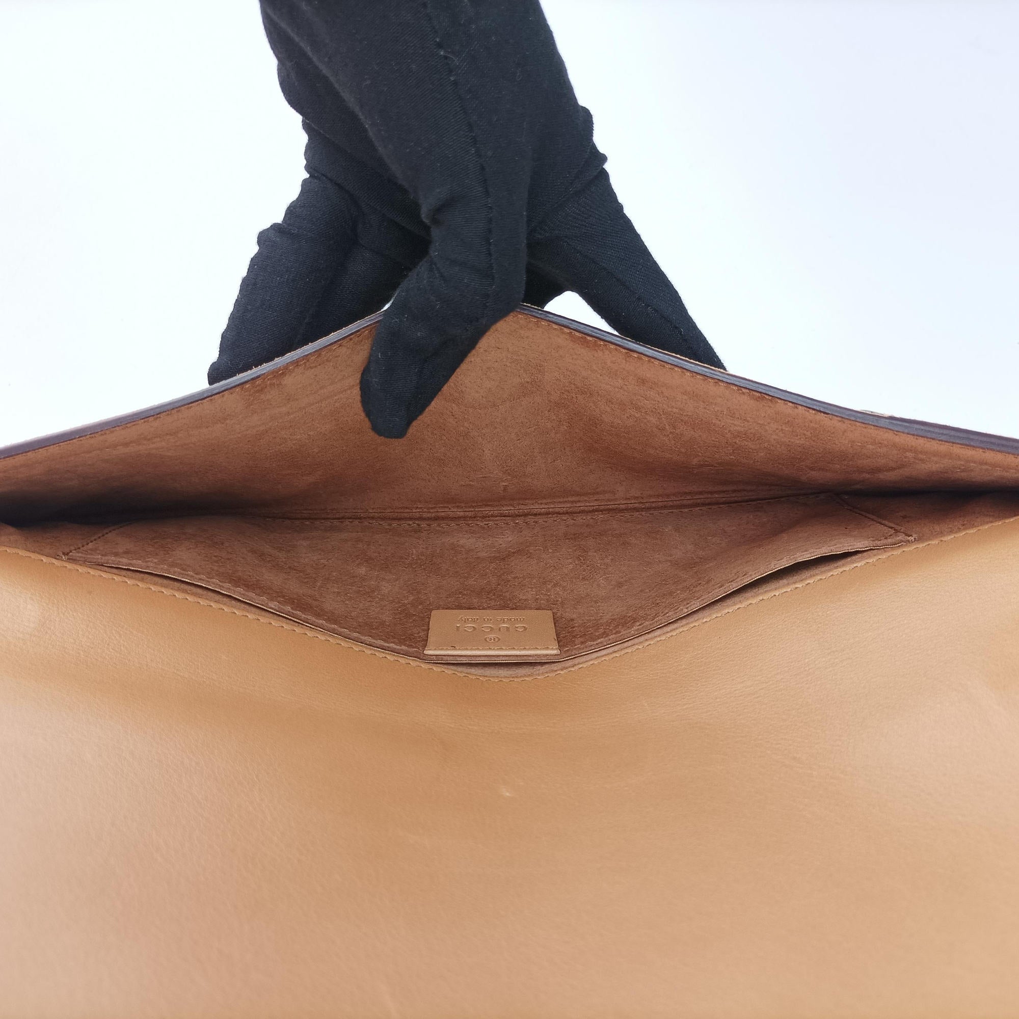 Pre-owned Gucci Romy Beige Suede 167738 clutchbag | stylenewstar