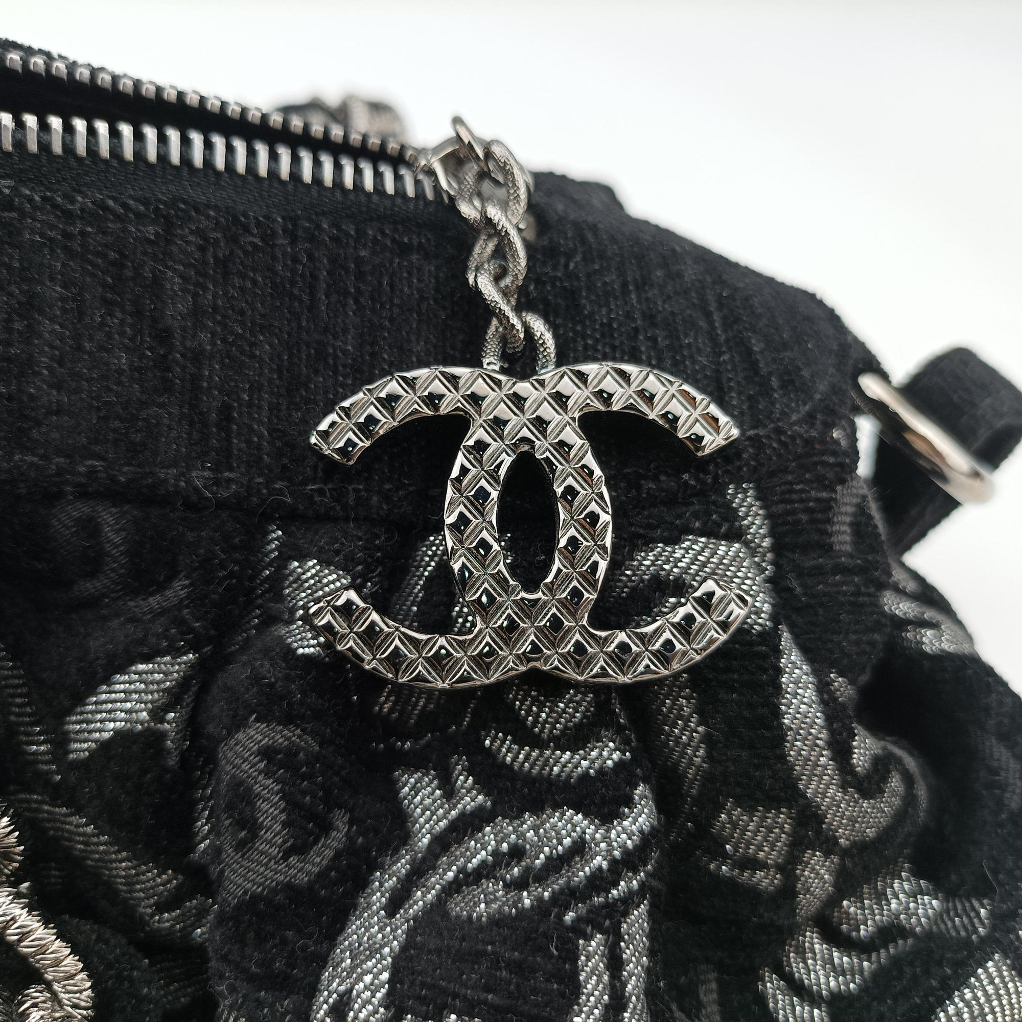 Vintage Chanel Interlocking CC Chain Motif Black Cotton Canvas interwoven A29996 shoulderbag | stylenewstar