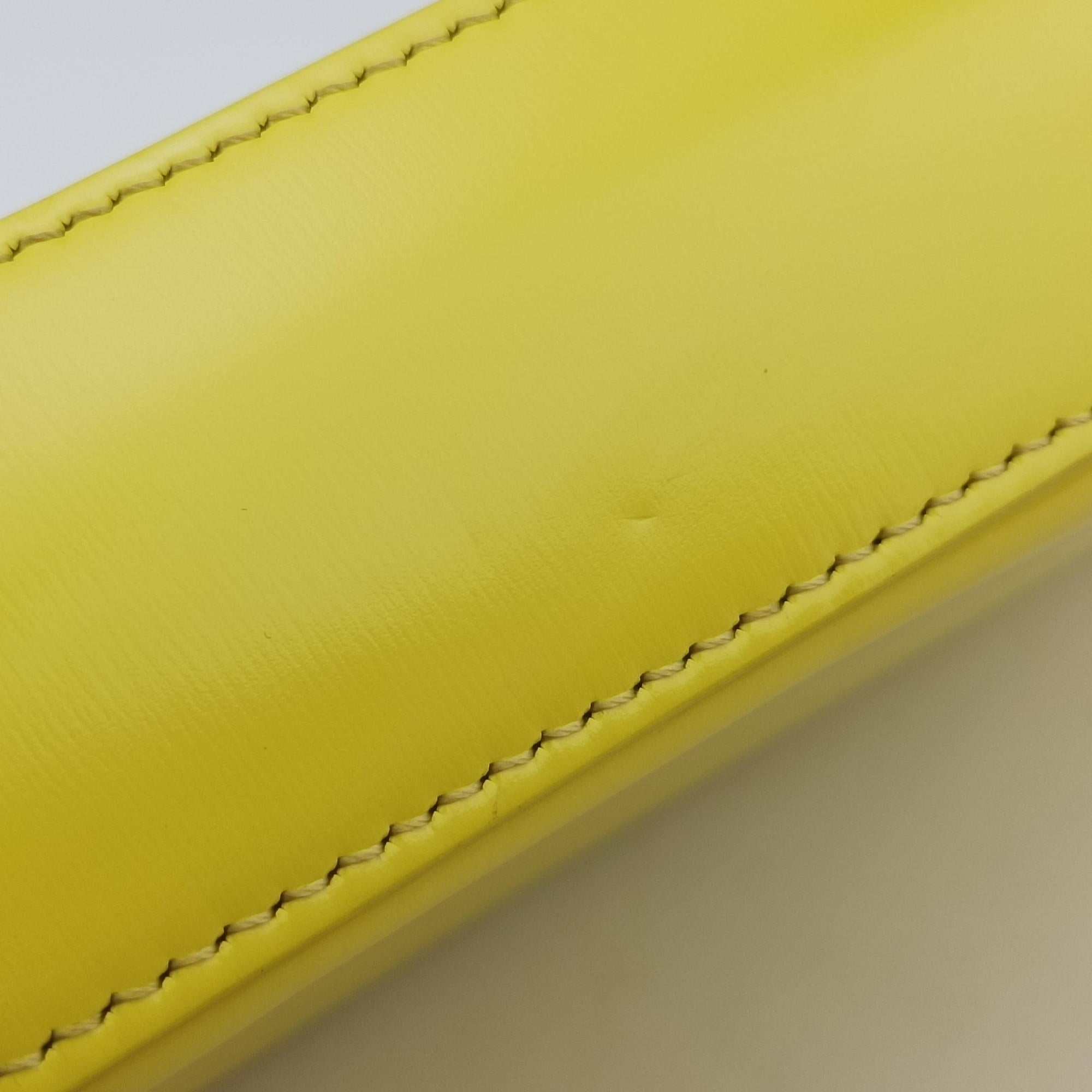 Pre-owned Celine Triomphe Chain Yellow Leather  shoulderbag | stylenewstar