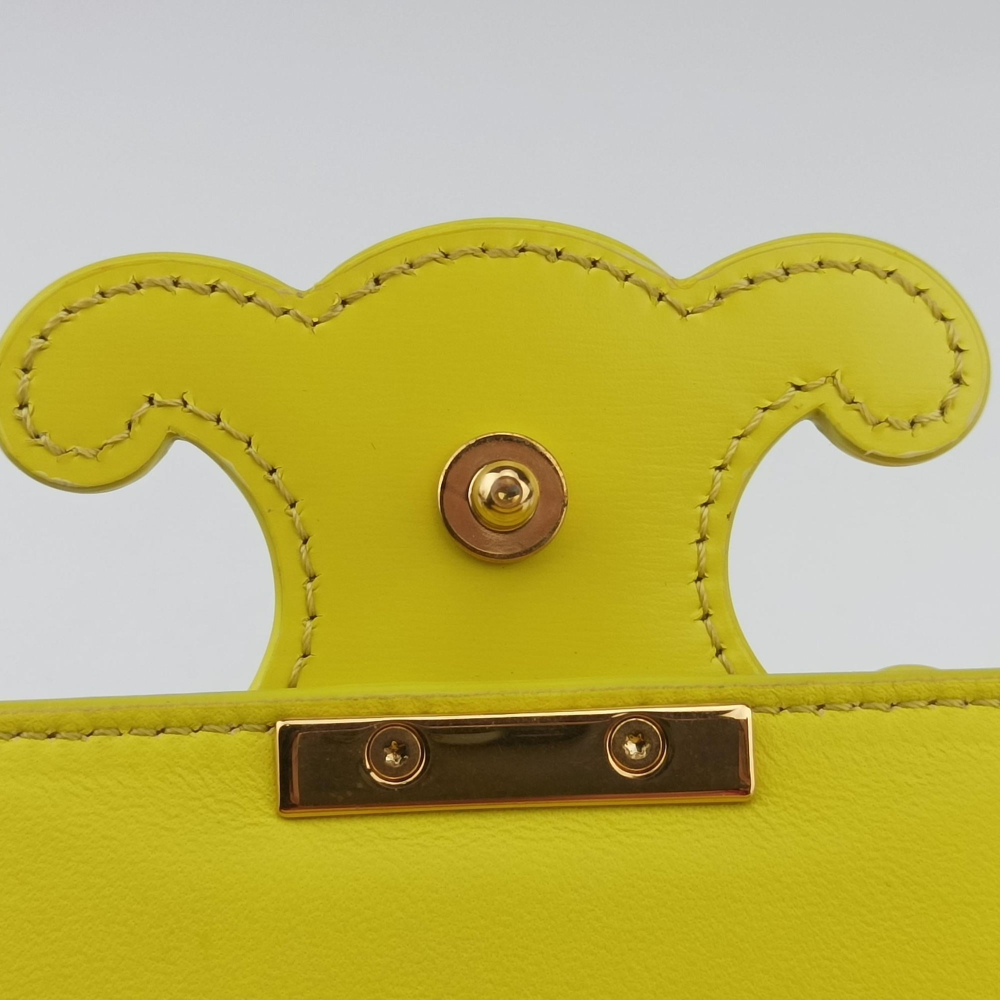 Pre-owned Celine Triomphe Chain Yellow Leather  shoulderbag | stylenewstar