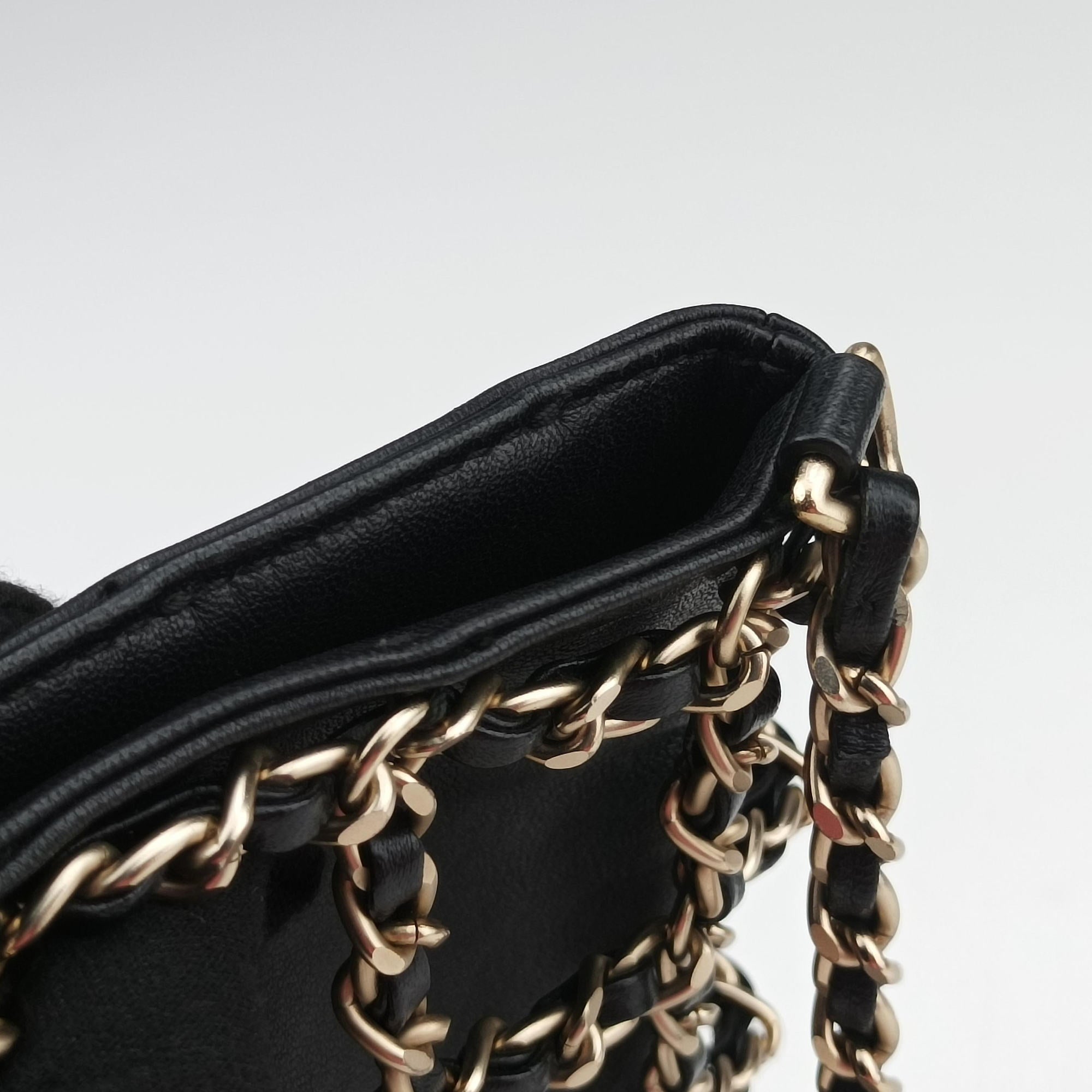 Pre-owned Chanel Tech Me Out phone case Black lambskin AP1161 shoulderbag | stylenewstar