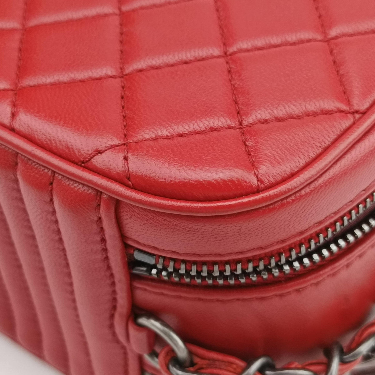 Pre-owned Chanel Coco Boy Camera Case Red lambskin A92655 shoulderbag | stylenewstar