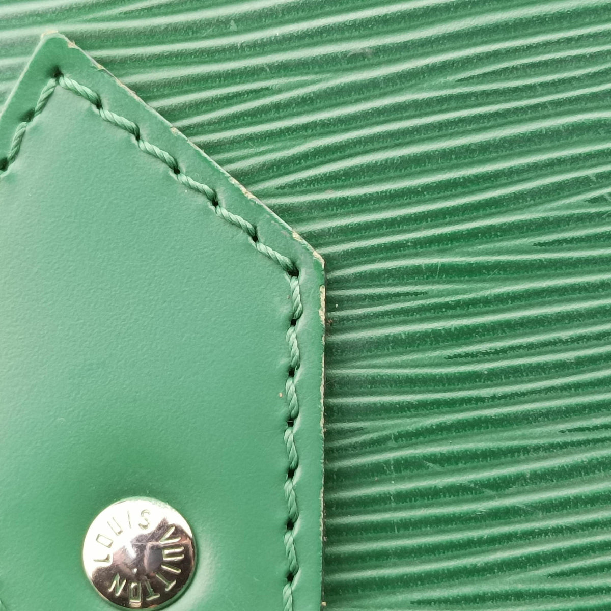 Pre-owned Louis Vuitton Alma PM Green Cloak epi M40618 handbag | stylenewstar