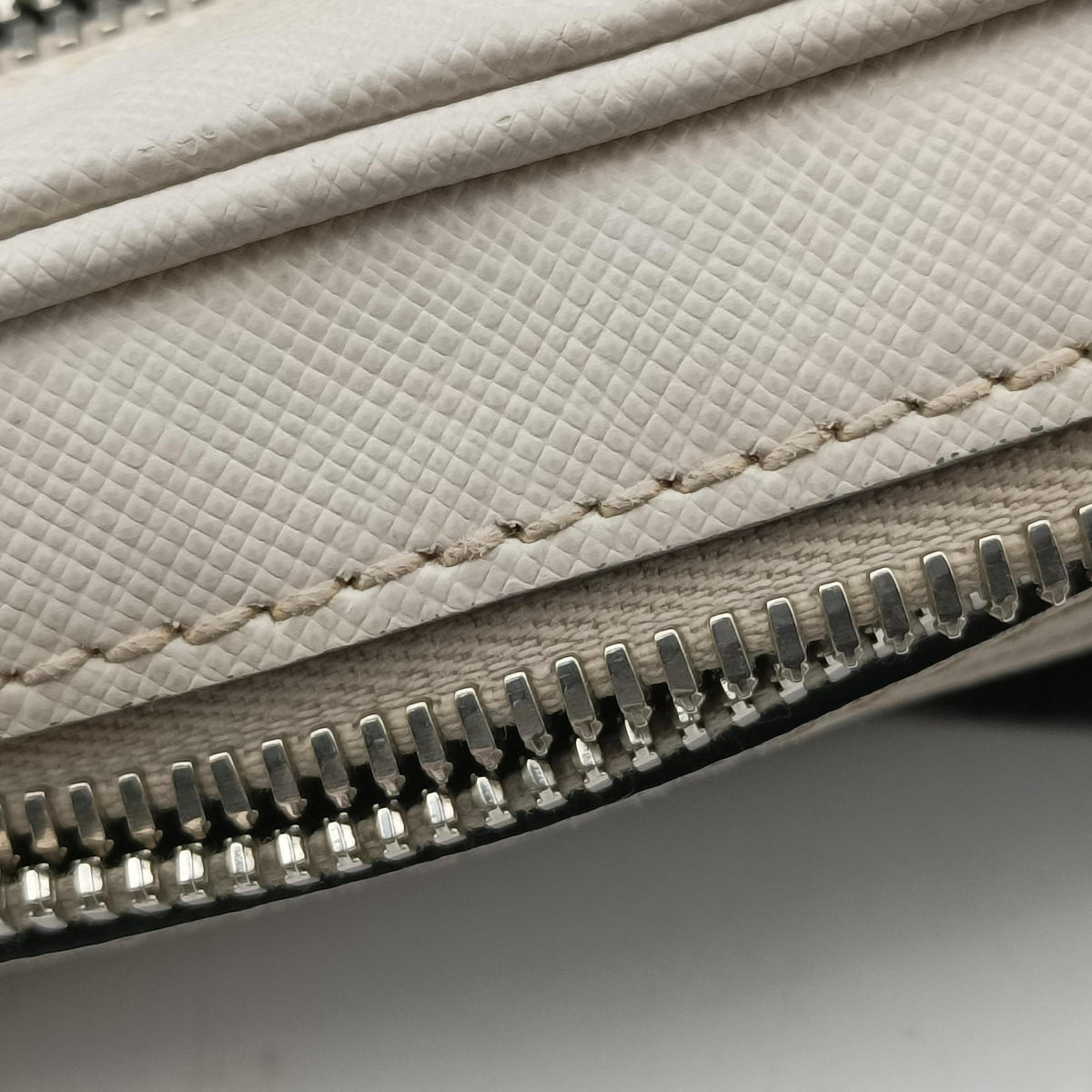 Secondhand Prada Triangle Logo White Saffiano Leather 2VL012 bum bag/waist bag | stylenewstar