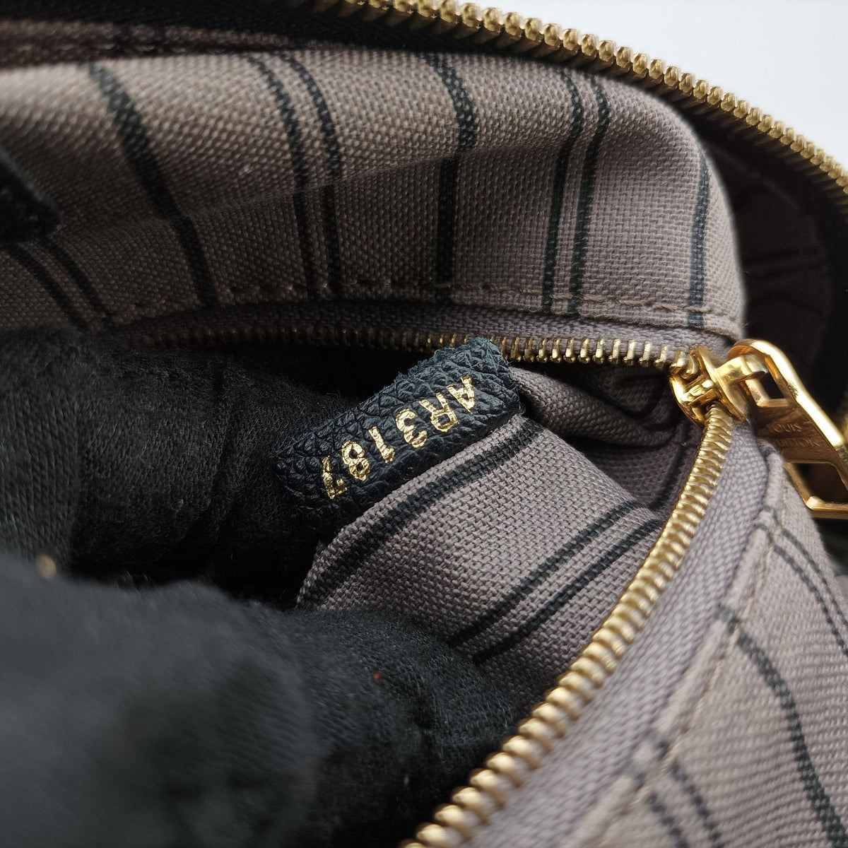 Vintage Louis Vuitton Speedy Bandouliere 30 NM Noir Monogram Empreinte M42406 shoulderbag | stylenewstar