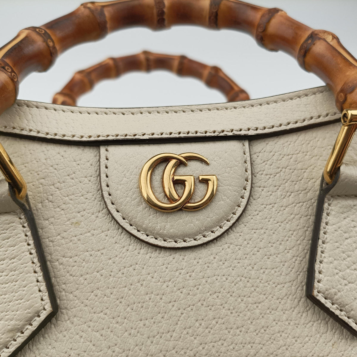 Pre-owned Gucci Diana Mini White Leather 702732 handbag | stylenewstar