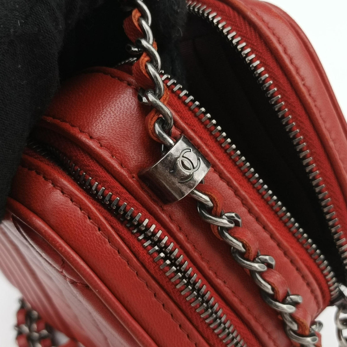 Secondhand Chanel Coco Boy Camera Case Red lambskin A92654 shoulderbag | stylenewstar