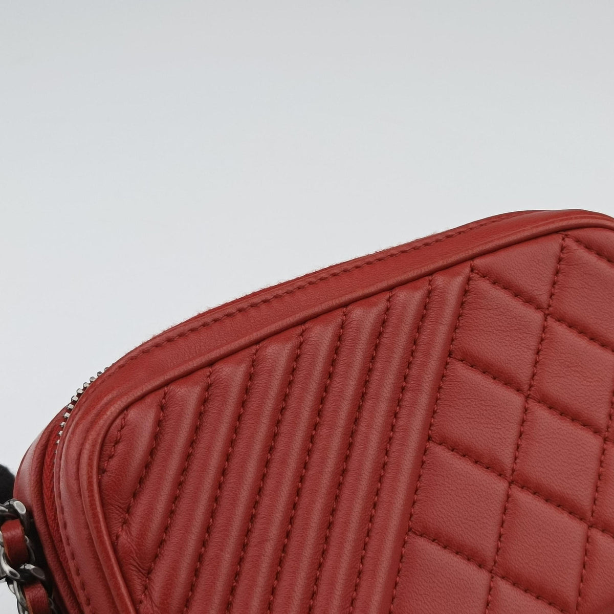 Secondhand Chanel Coco Boy Camera Case Red lambskin A92654 shoulderbag | stylenewstar
