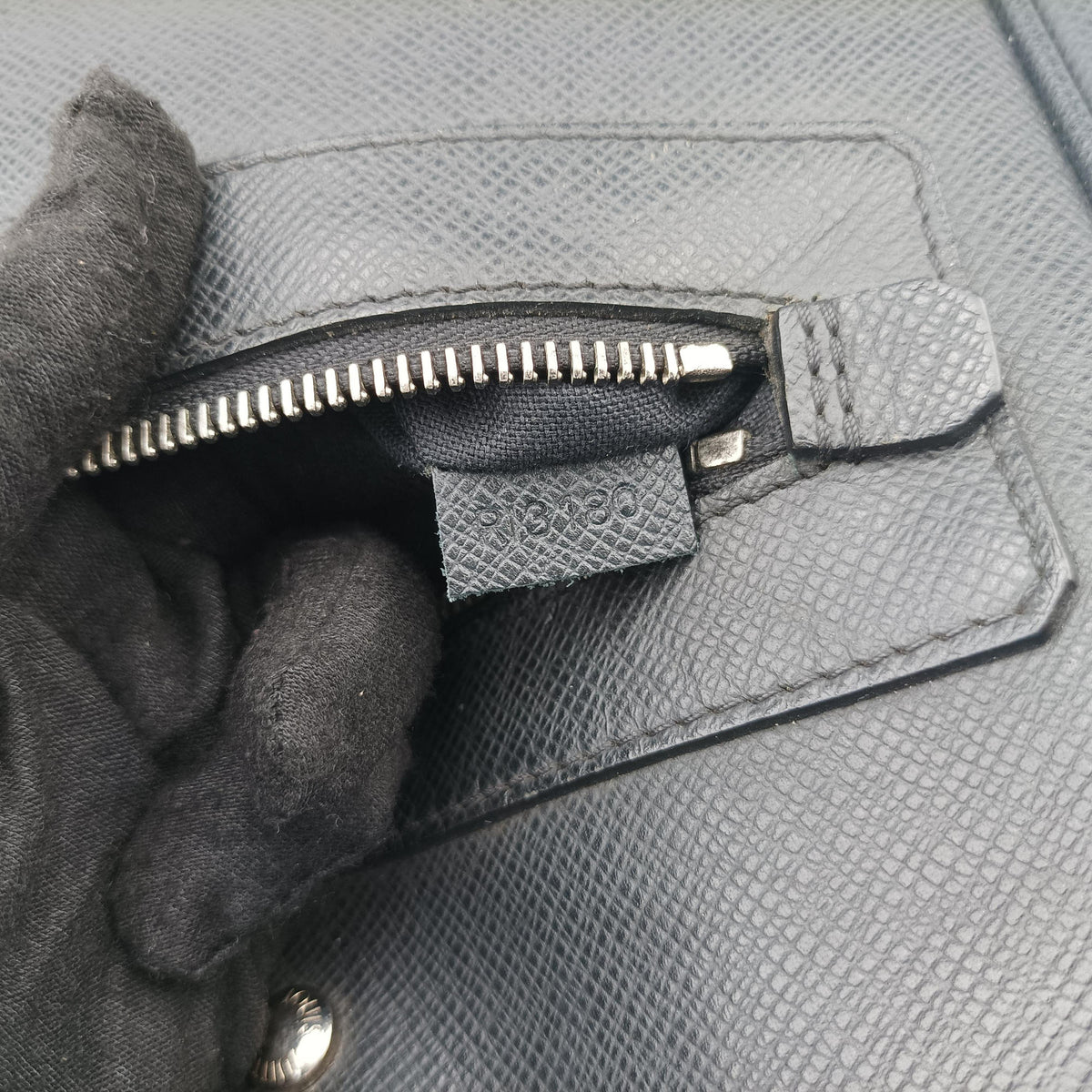 Secondhand Louis Vuitton IGOR Ardoise Taiga M31172 handbag | stylenewstar