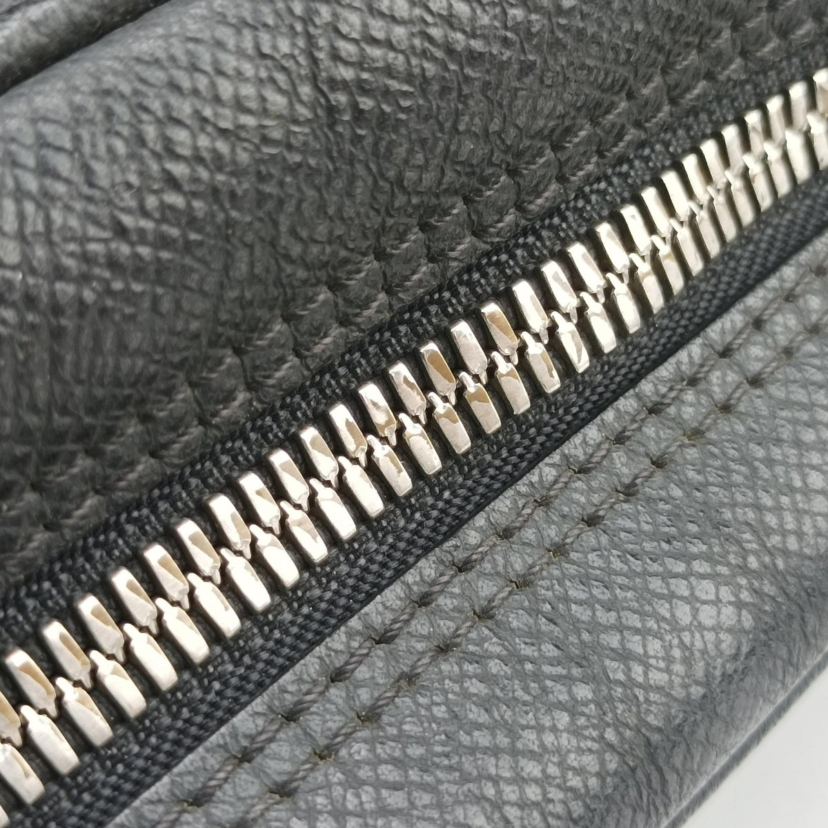 Secondhand Louis Vuitton IGOR Ardoise Taiga M31172 handbag | stylenewstar