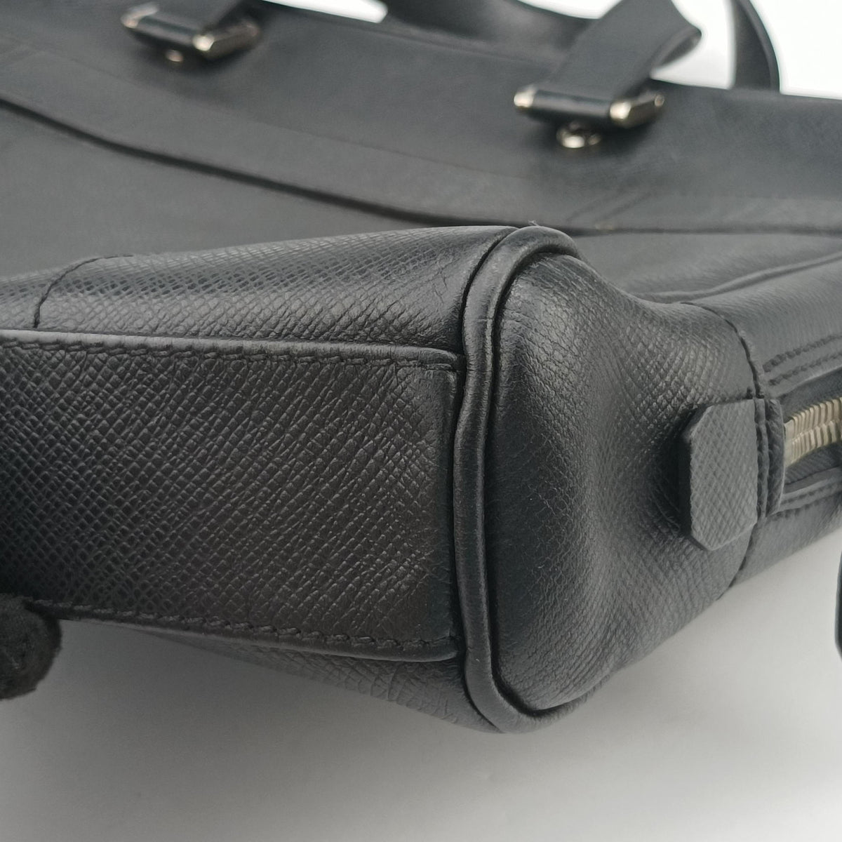 Secondhand Louis Vuitton IGOR Ardoise Taiga M31172 handbag | stylenewstar