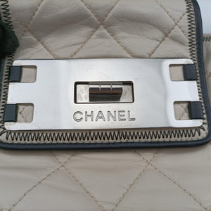 Pre-owned Chanel East West 2.55 White lambskin A37696 shoulderbag | stylenewstar