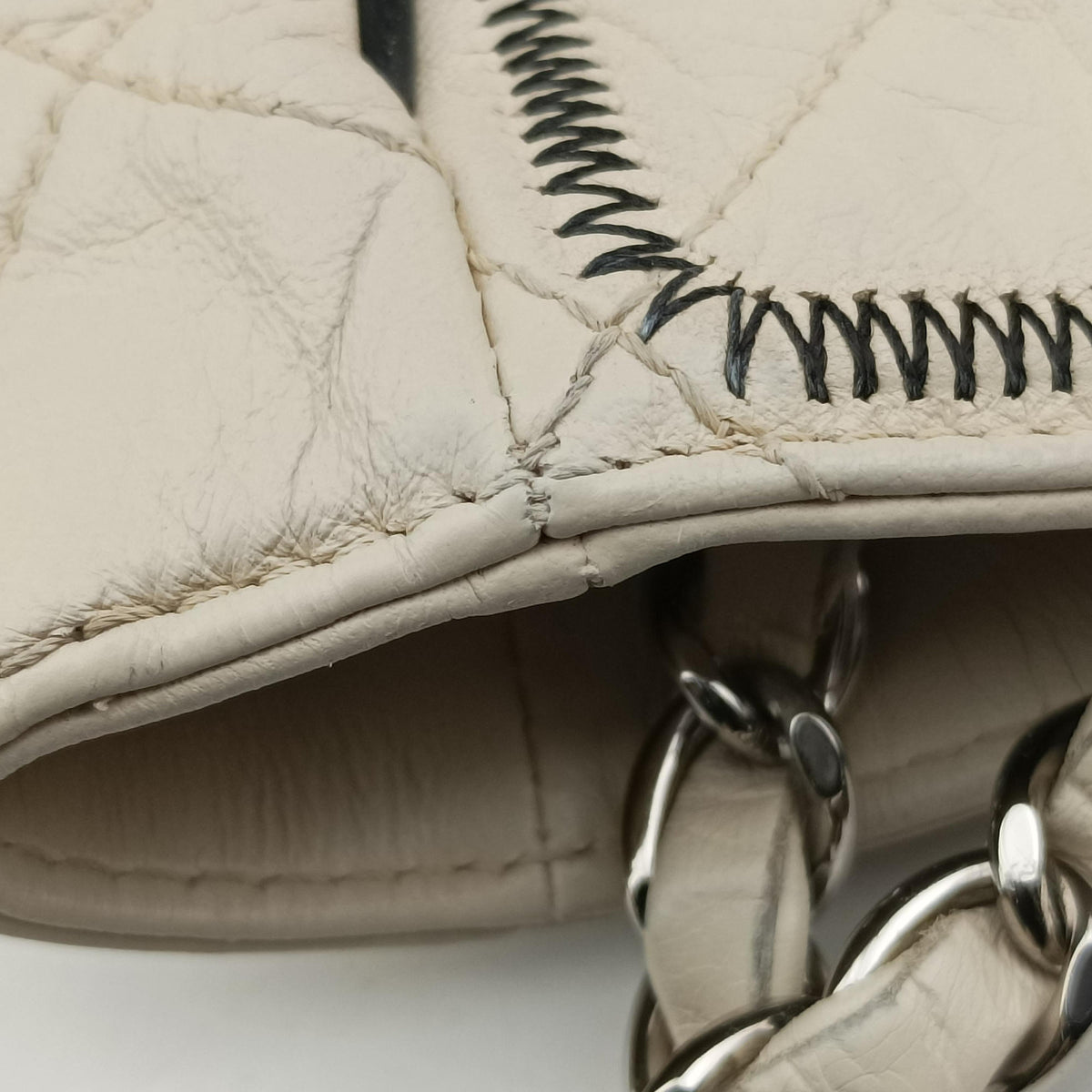 Pre-owned Chanel East West 2.55 White lambskin A37696 shoulderbag | stylenewstar