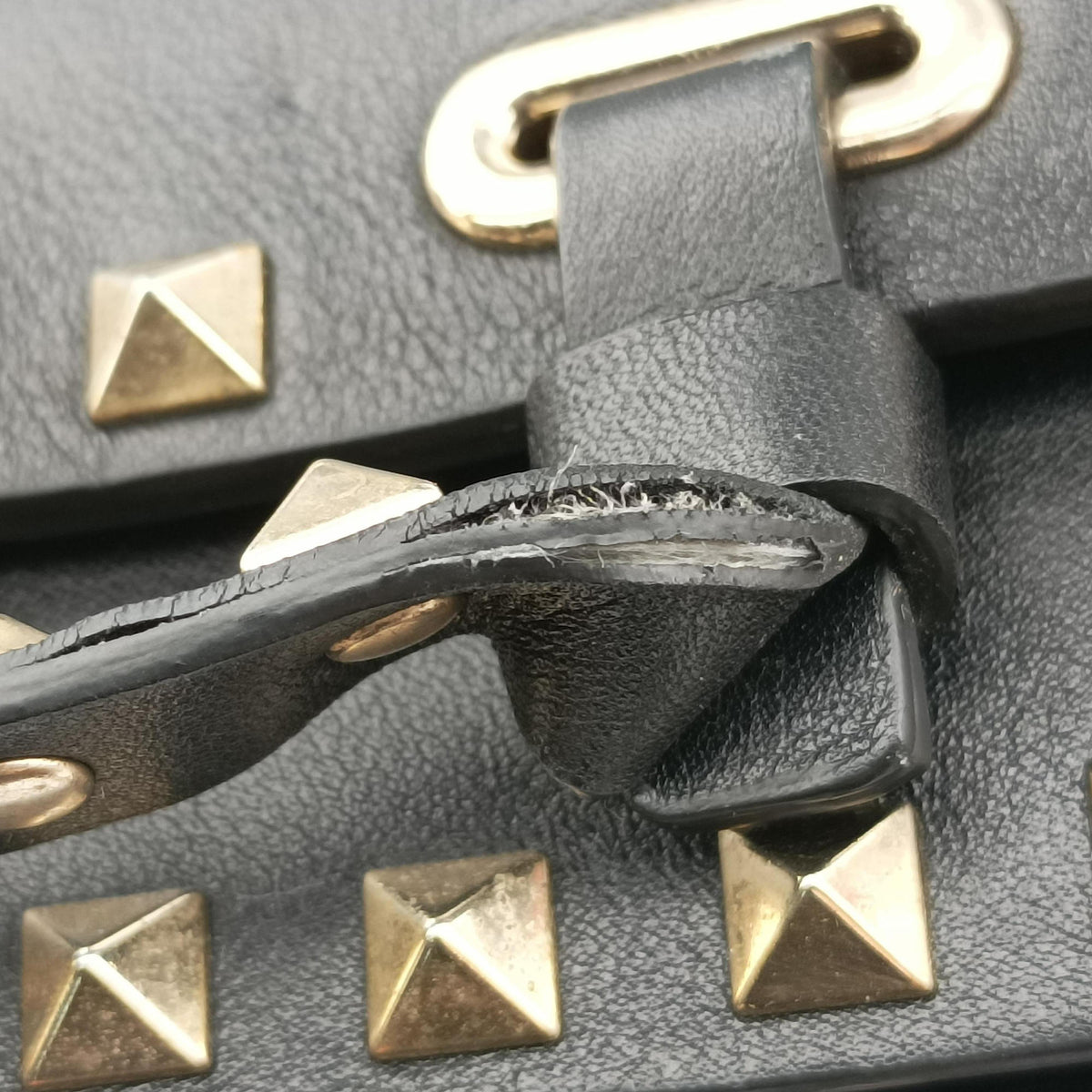 Pre-owned Valentino Rockstud Black Leather  shoulderbag | stylenewstar