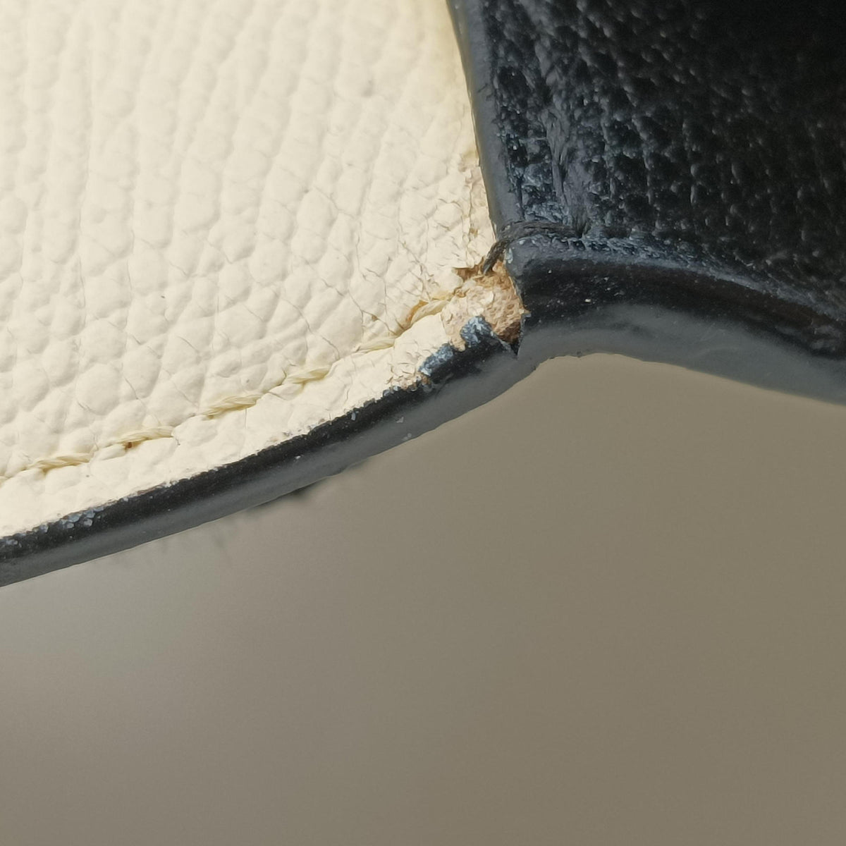 Pre-owned Valextra Iside White × Black Calfskin  shoulderbag | stylenewstar