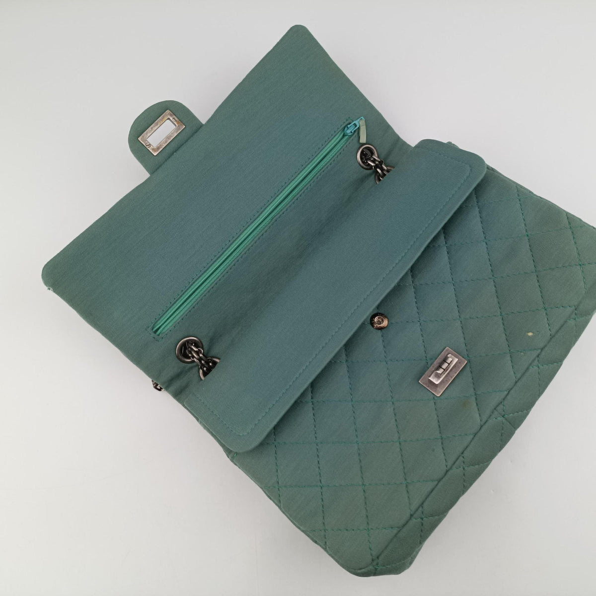 Pre-owned Chanel 2.55 Matelasse Green Fabric A66985 shoulderbag | stylenewstar