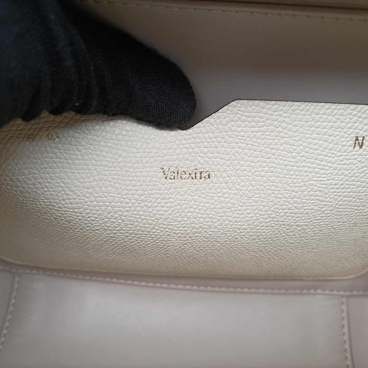 Pre-owned Valextra Serie Esse Mini White Leather  shoulderbag | stylenewstar