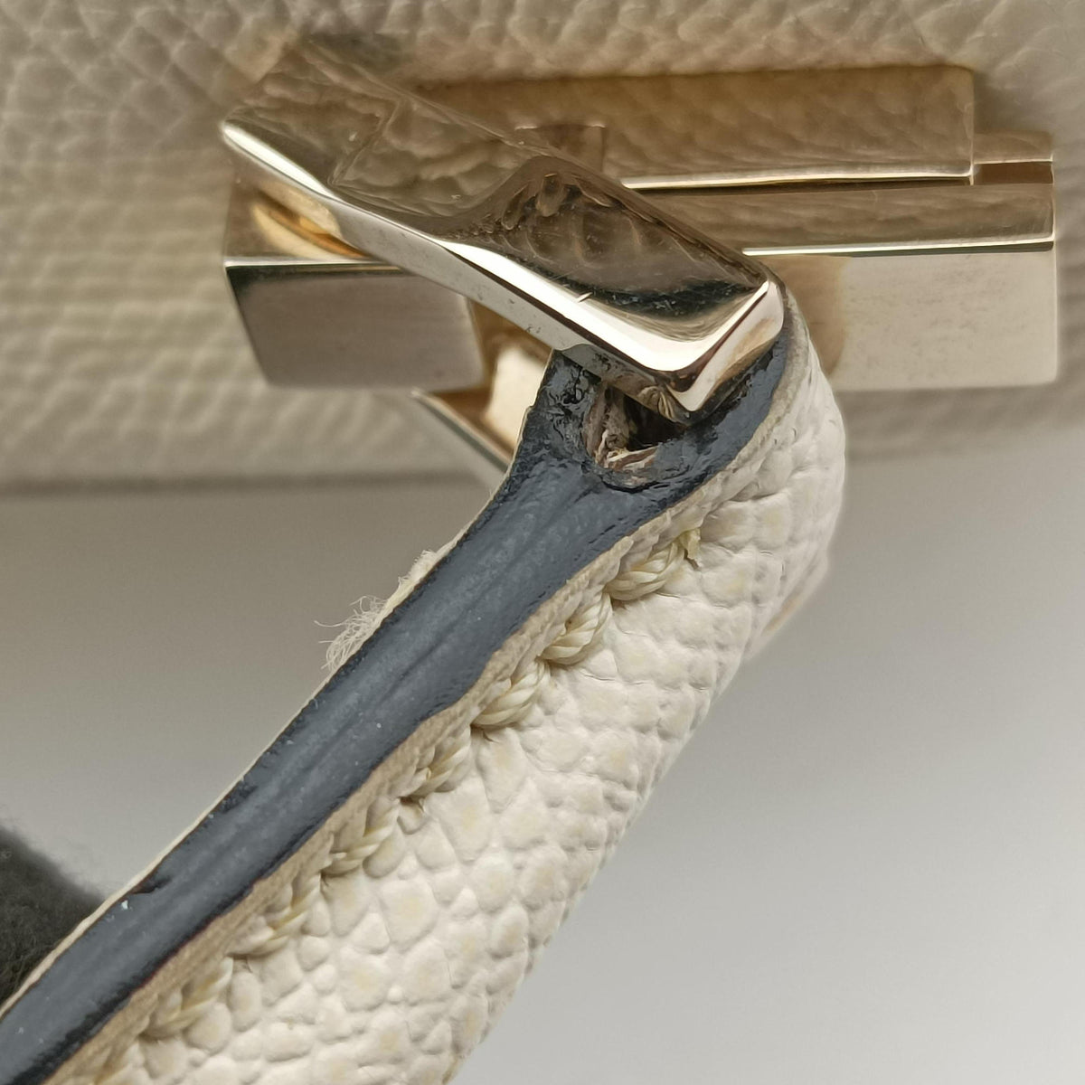 Pre-owned Valextra Serie Esse Mini White Leather  shoulderbag | stylenewstar
