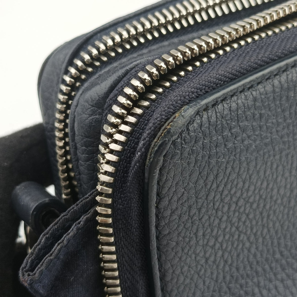 Pre-owned Christian Dior Air Jordan Wings Messenger Blue Leather 2NIBC119YWD shoulderbag | stylenewstar