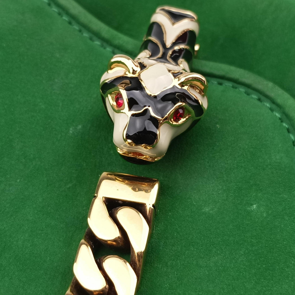 Pre-owned Gucci Nubuck Tigrette Chain Green suede 290684 shoulderbag | stylenewstar