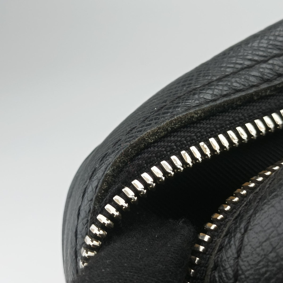 Pre-owned Louis Vuitton Port Document Voyage PM black Taiga M33412 businessbag | stylenewstar