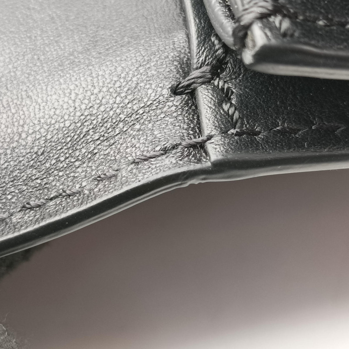 Pre-owned Valentino Lucky Rockstud Black Leather  shoulderbag | stylenewstar
