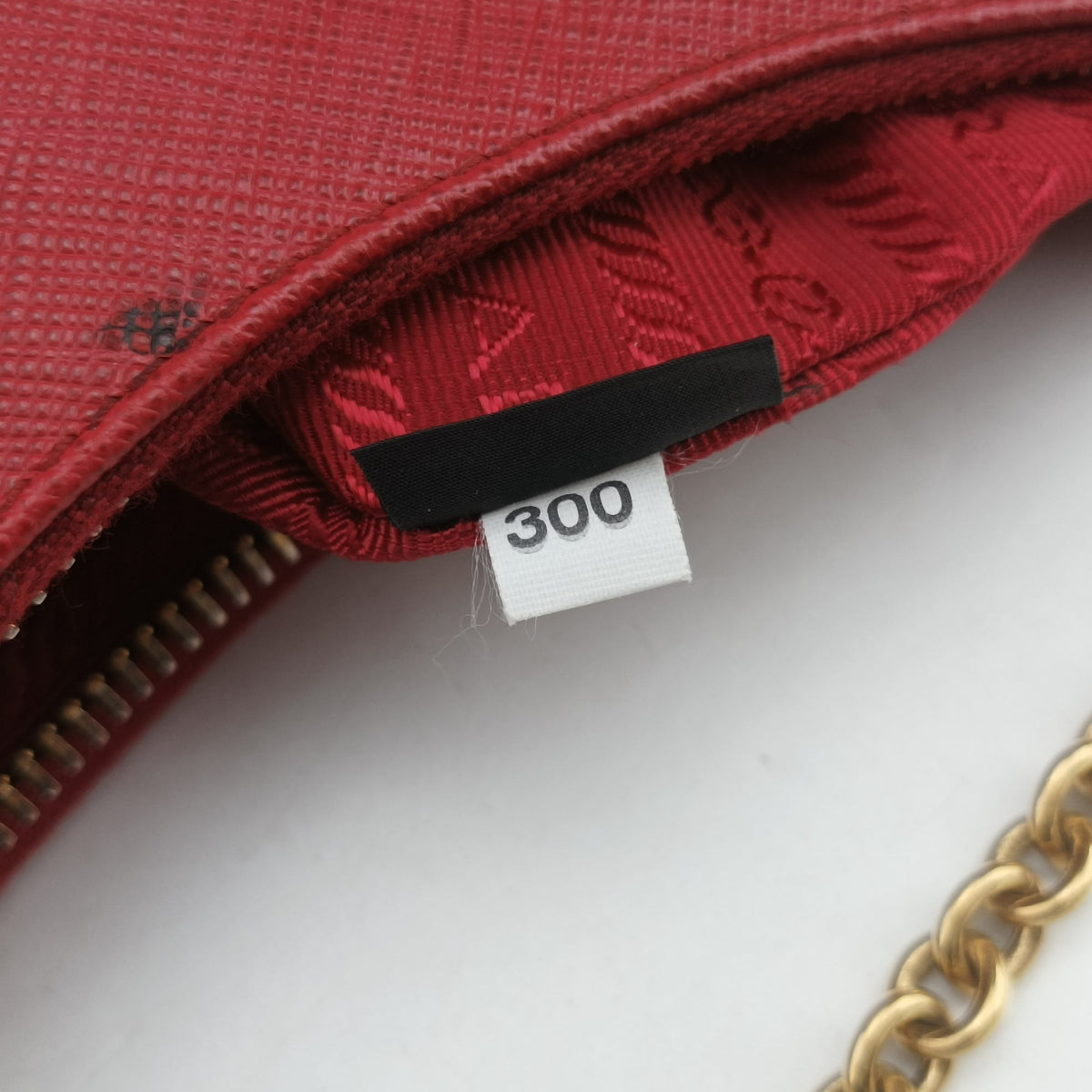 Pre-owned Prada Re-Edition 2005 Saffiano Red Saffiano leather 1BH204 shoulderbag | stylenewstar