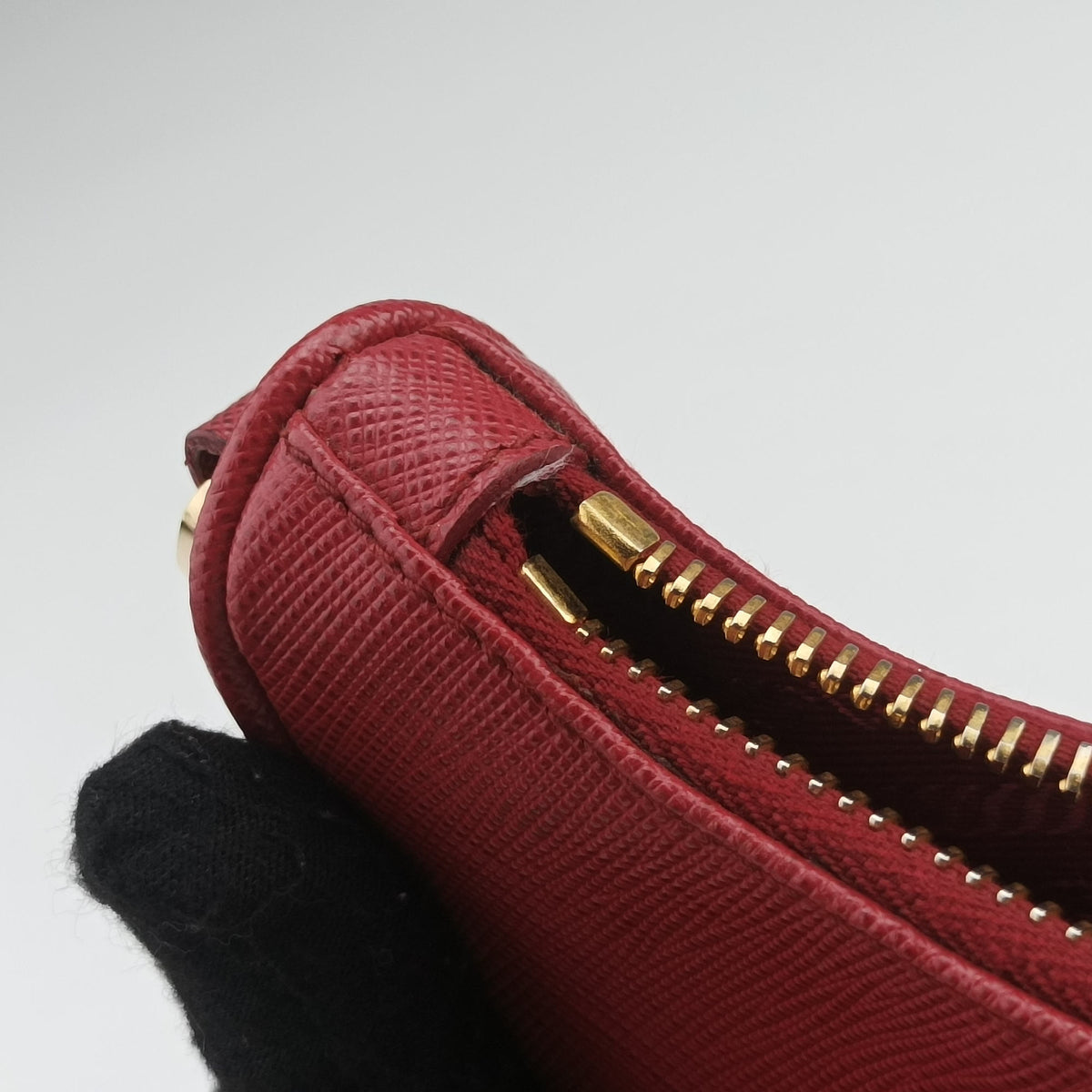 Pre-owned Prada Re-Edition 2005 Saffiano Red Saffiano leather 1BH204 shoulderbag | stylenewstar